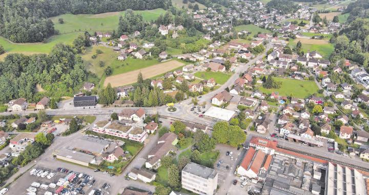 Der Kreisel wurde 2020 fertiggestellt. Seither mussten Anpassungen vorgenommen werden, was zu einer weiteren Verschmälerung der Fahrbahn führte. (Bild: Nick Schaffner)