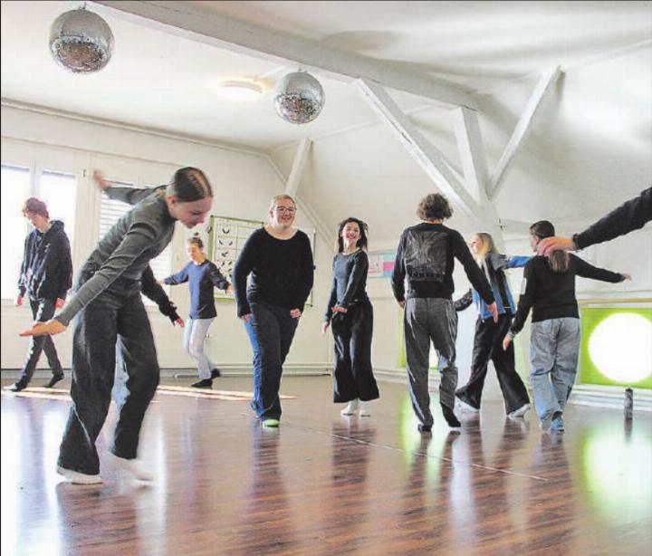 Eindrucksvoll, wie die Jugendlichen sich in den Theaterproben «warmspielen». Das Publikum darf gespannt sein. (Bild: Graziella Jämsä)