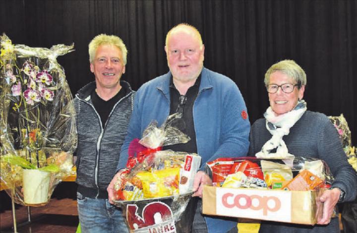 Die glücklichen Gewinner: Sieger (Mitte) Walter Büschlen aus Schönenwerd, 2. André Werder aus Reinach, 3. Hanni Niedermann aus Schöftland.