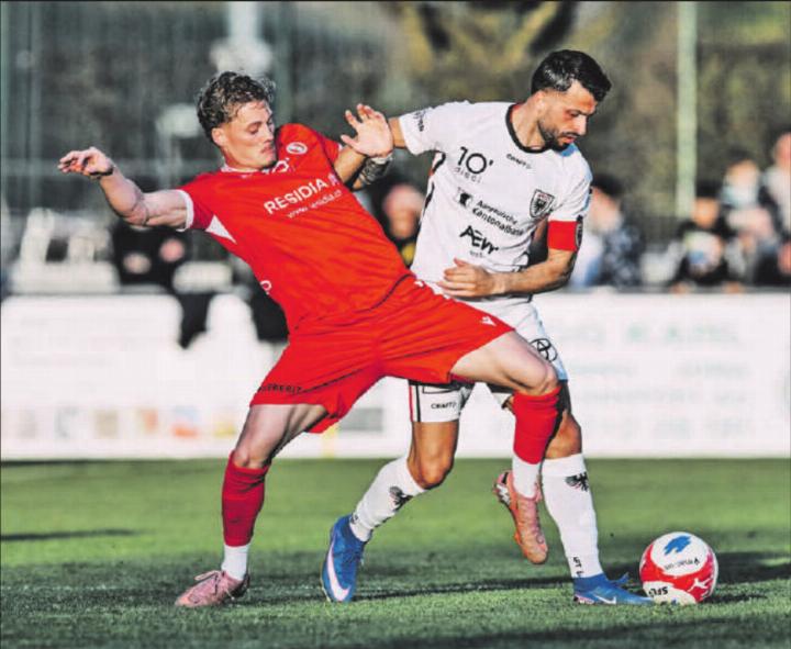 Valon Fazliu (r.) im Zweikampf mit Rubén Pousa, erzielt in Rapperswil seinen 14. Saisontreffer. Gegen Carouge blieb er ohne Tor. (Bild: Sarah Rölli)