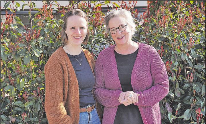 Haben ein gemeinsames Ziel: Doula Cindy Härri und Hebamme Gabriela Engel. (Bild: Melanie Köchli) Haben ein gemeinsames Ziel: Doula Cindy Härri und Hebamme Gabriela Engel. (Bild: Melanie Köchli)