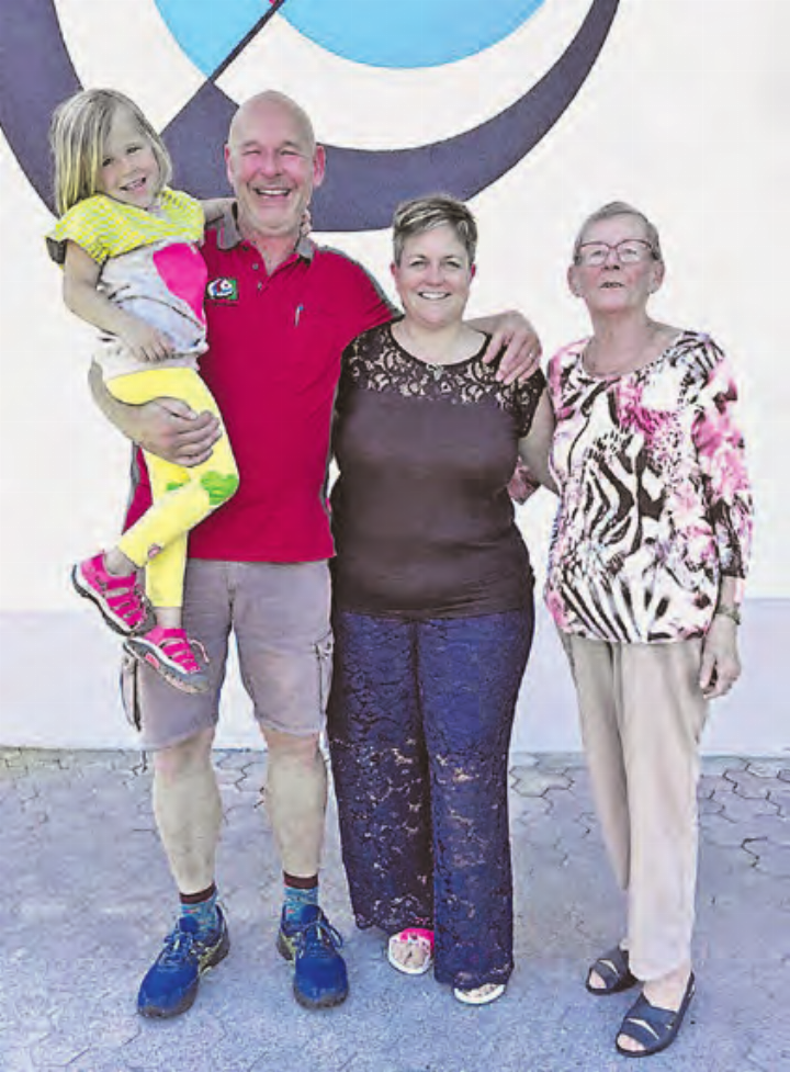 Die langjährige Grünau-Wirtin Annemarie Baumann (rechts) mit Sohn Steve sowie dessen Ehefrau und Tochter.