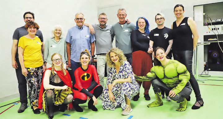 Ob verkleidet oder nicht, am vergangenen Samstagabend waren alle Superhelden! Die Organisatoren des Kulturvereins «Kukuk» (hinten) und die vier «Ex-Freundinnen» Sonja Füchslin, Anikó Donáth, Martina Lory und Isabelle Flachsmann (v.l.) (Bilder: Remo Conoci)