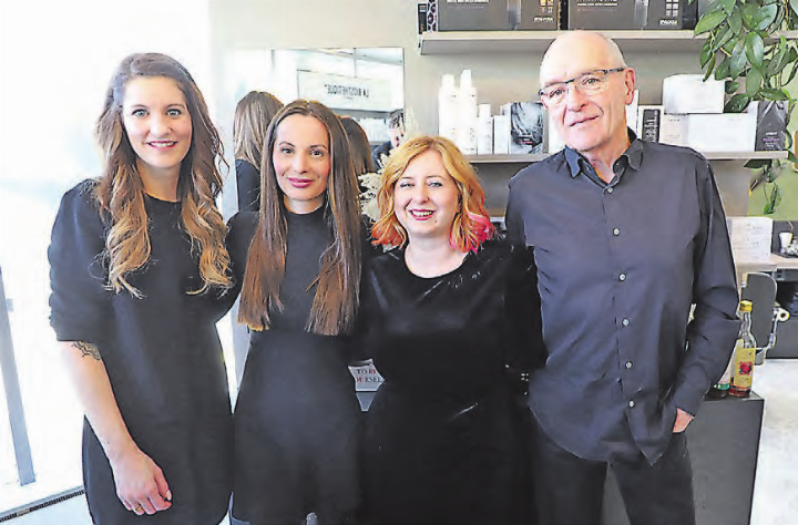 Andrea Schaffner, Sanja Ceko, Inhaberin Michèle Hennig und Urs Peter begrüssten die Gäste im Salon an der Hauptstrasse 29 in Unterkulm.