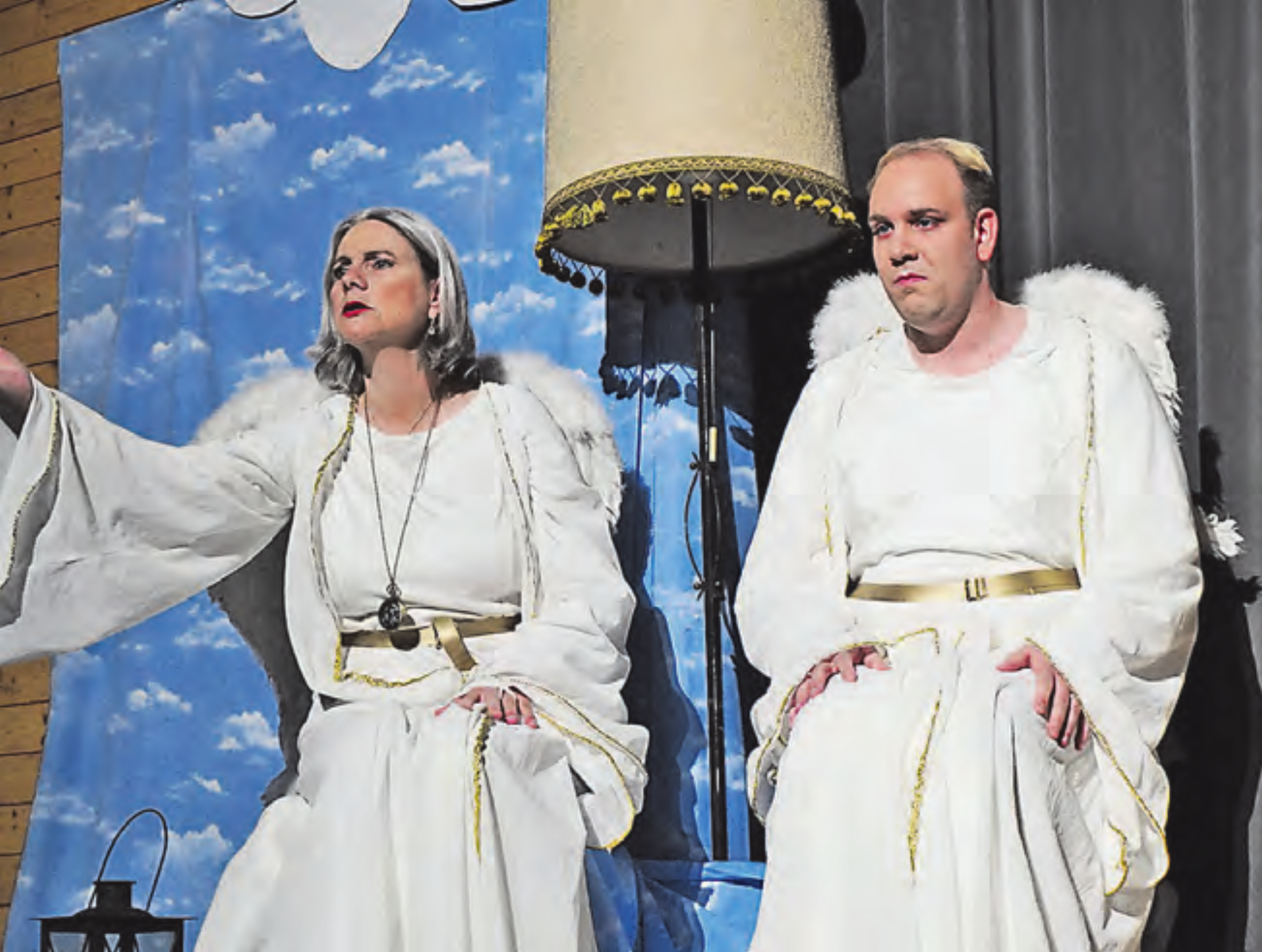 Die Schutzengel Abbigail (Daniela Dommen) und Traugott (Dominik Gruner) stehlen die Show mit ihren Einsätzen. (Bilder: Melanie Köchli) - Das Bild wird blockiert. – Möglicherweise durch einen aktiven Adblocker.