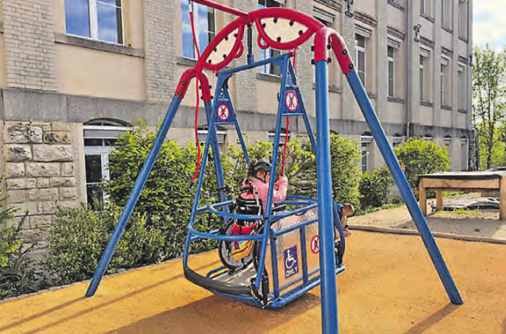Mit der Rollstuhlschaukel können nun alle Kinder die angenehme Brise im Gesicht geniessen. (Bild: zVg.)