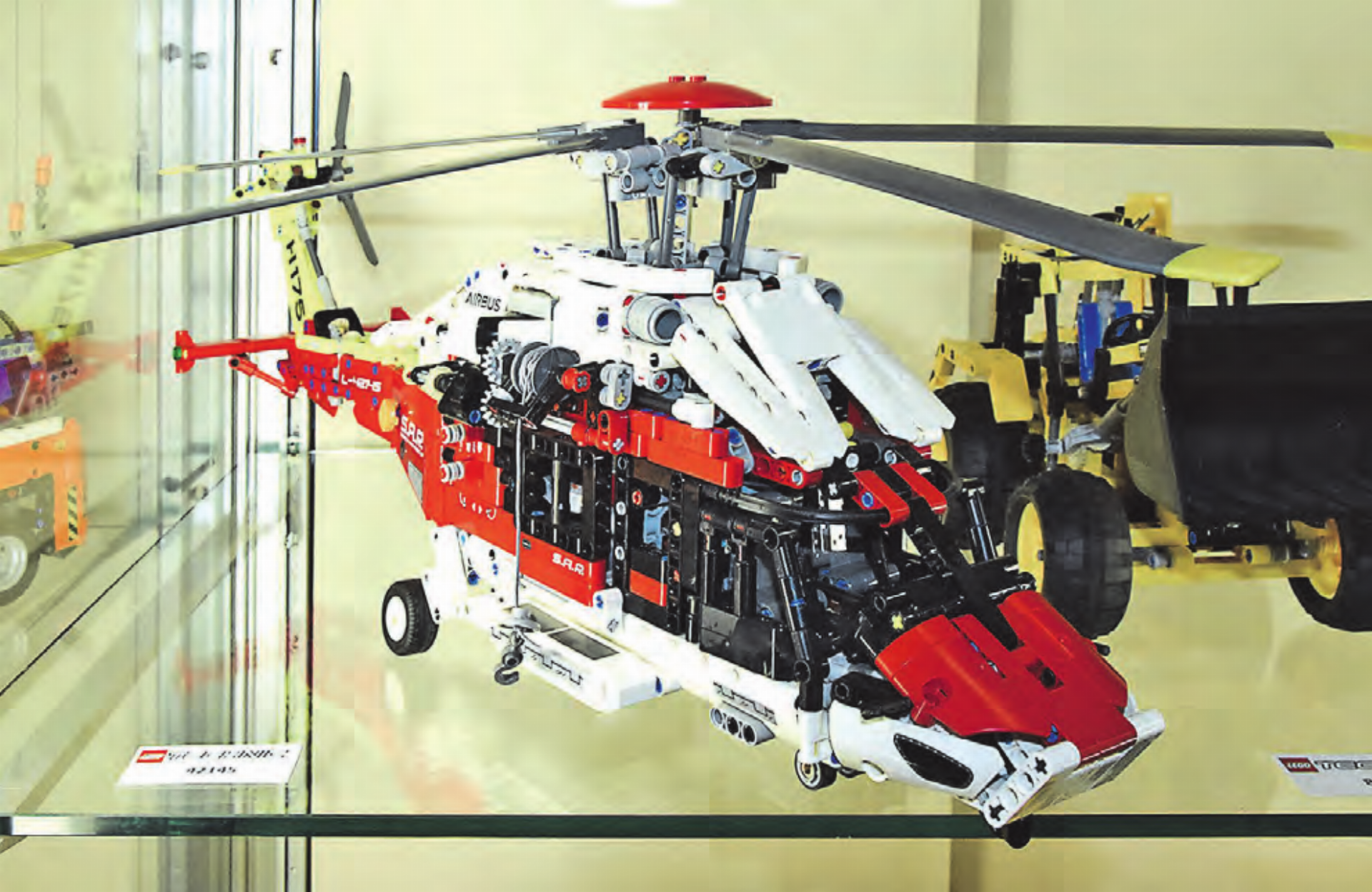 Zum Beispiel der Helikopter: Wenn er ein bisschen grösser wäre, könnte man einsteigen und wegfliegen. - Das Bild wird blockiert. – Möglicherweise durch einen aktiven Adblocker.
