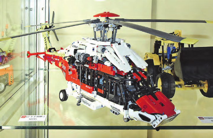 Zum Beispiel der Helikopter: Wenn er ein bisschen grösser wäre, könnte man einsteigen und wegfliegen.