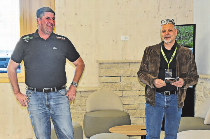 Welcome: Angelo Petteruti begrüsst rund 30 Firmenvertreter des Netzwerks Su(h)rental, links Gastgeber Adi Meier. (Bild: Alfred Weigel)