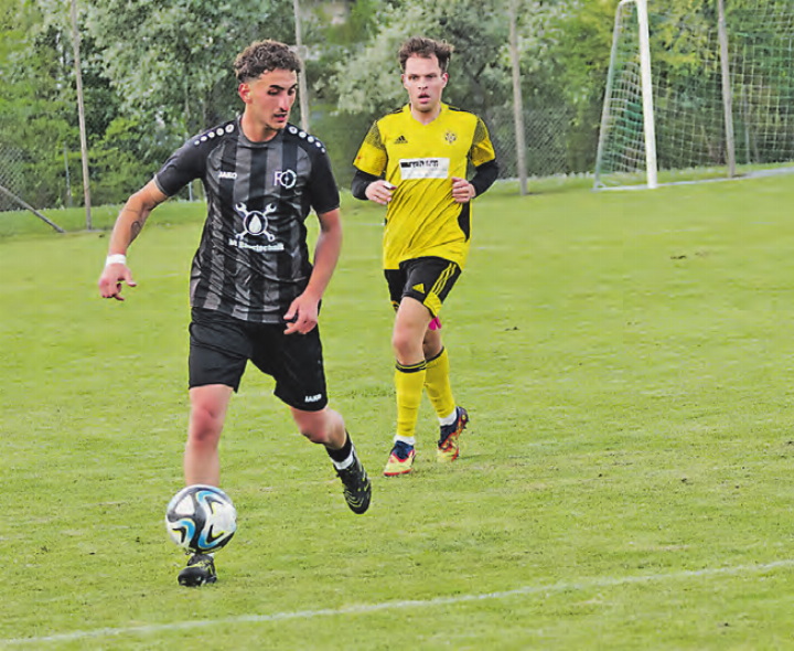 Menzo Reinachs Captain Dardan Gashi (am Ball) und sein Team mussten im Heimspiel gegen Gränichen eine Niederlage einstecken. (Bild: Roland Jaus)