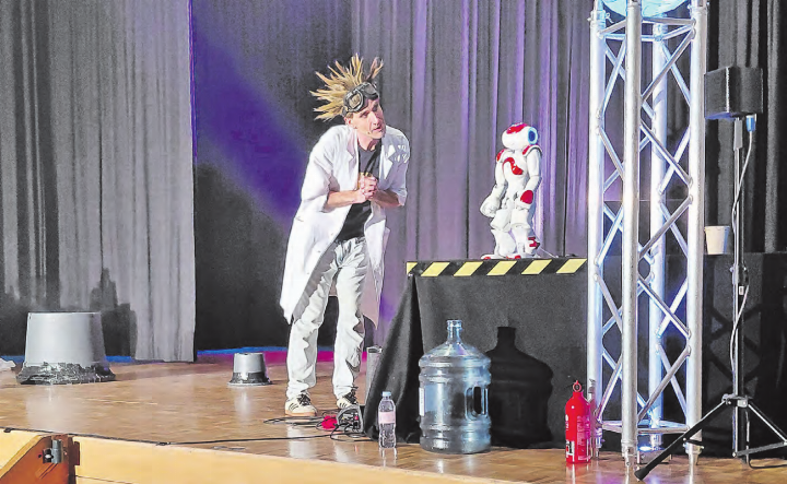 Interaktion mit dem Publikum, manchmal aber auch mit dem humanoiden Roboter-Assistenten NAO. (Bilder: Roland Marti)