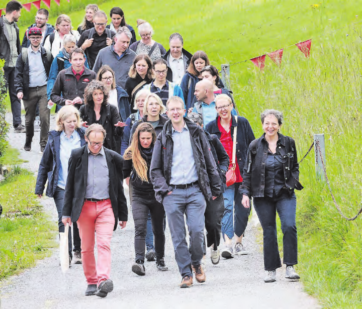 Gut zu Fuss unterwegs: Die Fraktion der SP Aargau genoss die Landschaft des Hallwilersees, bevor es im Alu-Hochhaus wieder zur Arbeit ging.