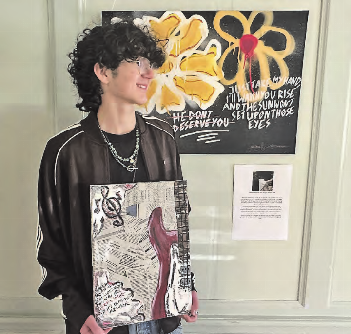 Der 15-jährige Livio De Luca aus Birrwil mit zwei seiner Lieblingsbilder an der Ausstellung im Museum Schneggli. (Bilder: Heidi De Luca)