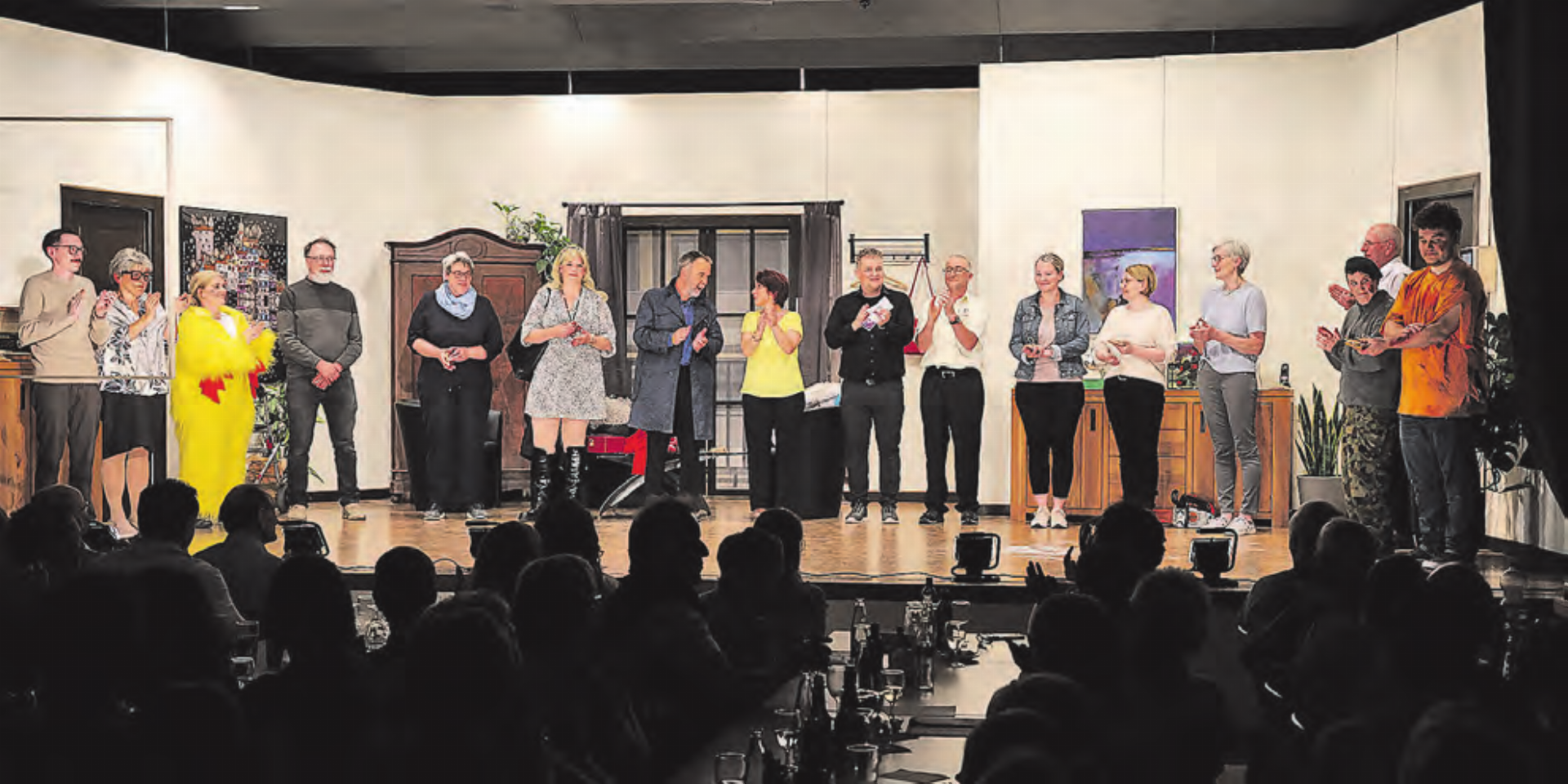 Verdienter Lohn für eine gelungene Premiere: Die Schwarzenbacher Theatercrew geniesst den Applaus des Publikums. (Bild: Josef Furrer) - Das Bild wird blockiert. – Möglicherweise durch einen aktiven Adblocker.