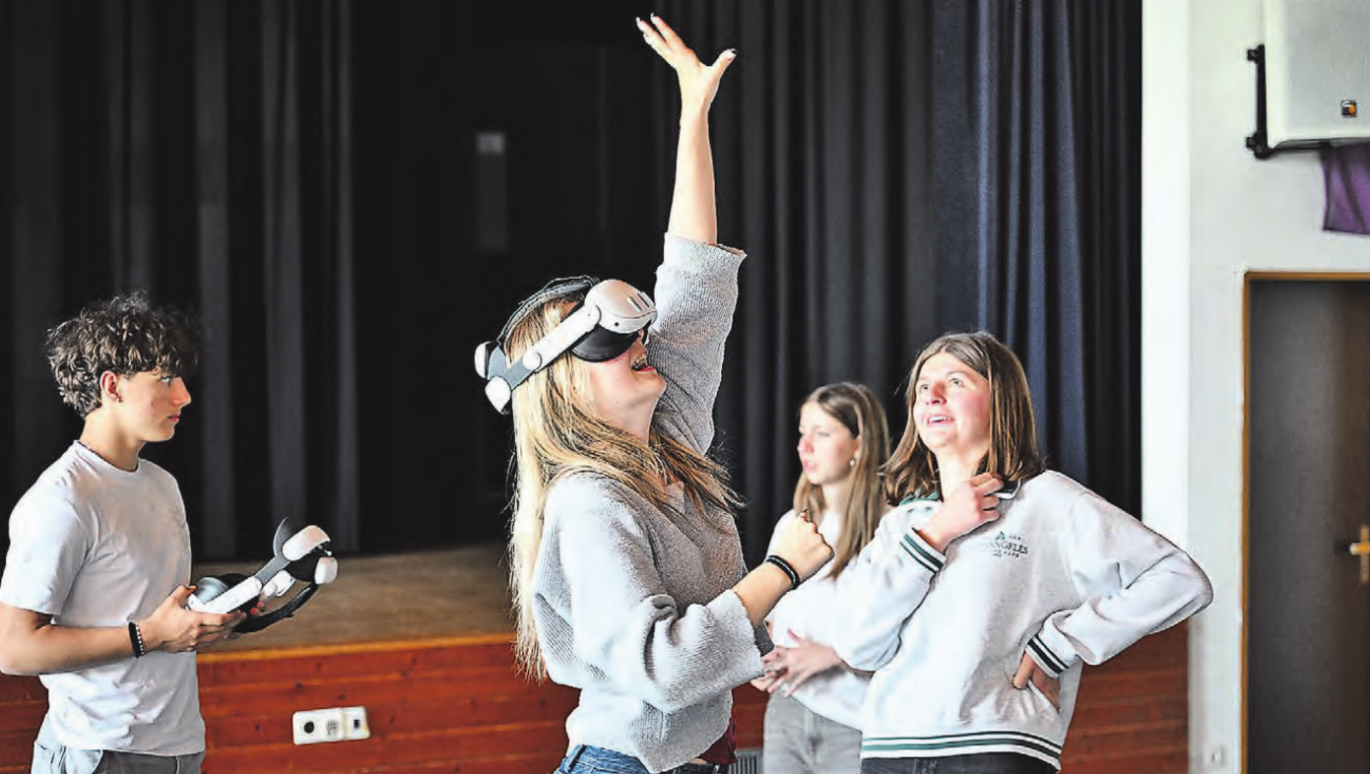 Virtual Reality – Lernende experimentieren mit VR-Brillen. (Bild: zVg.) - Das Bild wird blockiert. – Möglicherweise durch einen aktiven Adblocker.
