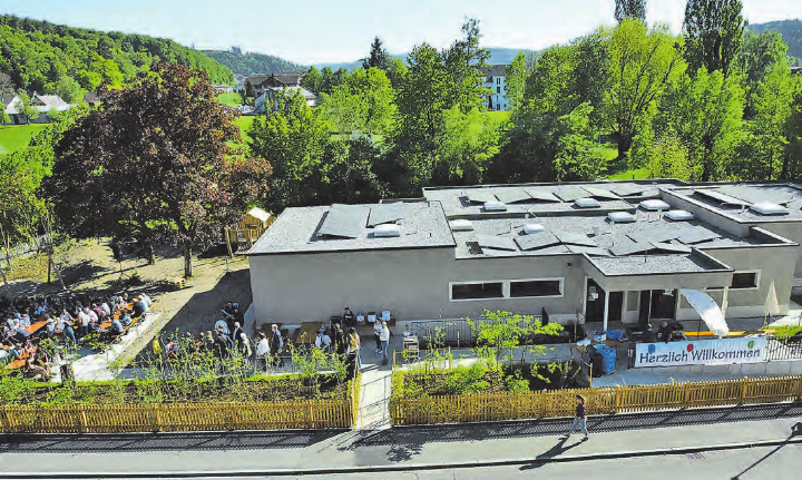 Modern und zeitgemäss, trotzdem behaglich: Der um- und ausgebaute Kindergarten Hirschthal mit einem grossen Aussenbereich, direkt am Talbach gelegen. (Bilder: Frieda Steffen)