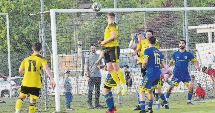 Trotz Chancen, wie hier beim Kopfball von Matej Fehér, schaffte Gränichen den Ausgleich nicht mehr. (Bild: Roland Jaus)