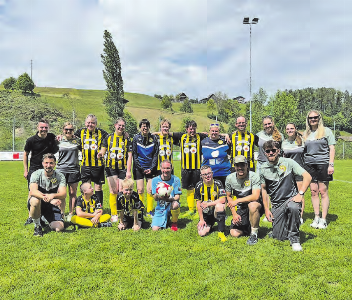Die stolze Delegation des FC Gunzwil hatte grossen Spass in Wolhusen. (Bild: zVg.)