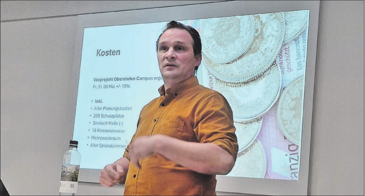 Gemeindeammann Andreas Fetscher informierte zum Thema Oberstufen Campus. (Bild: Roland Marti)