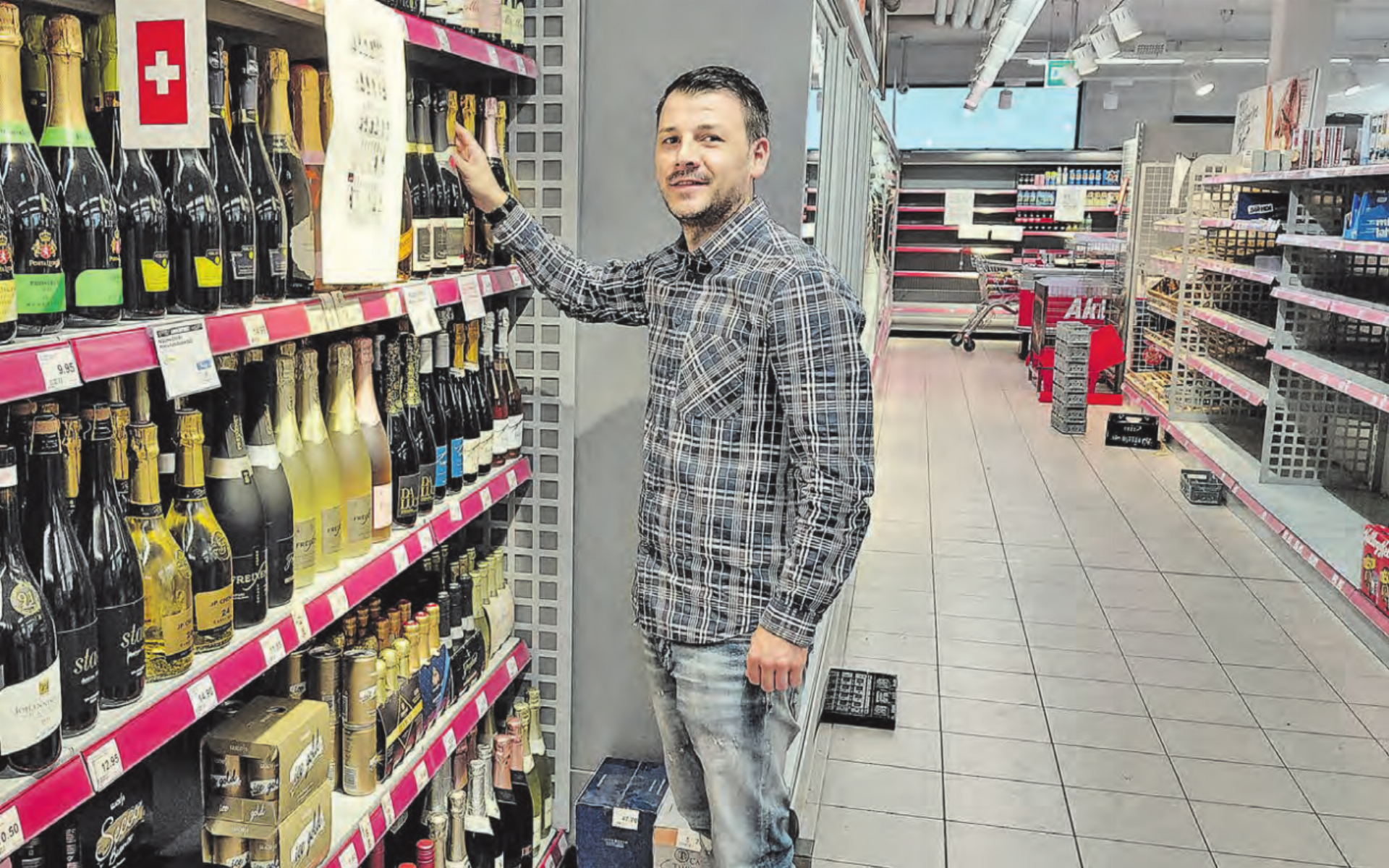 Auffüllen der Regale: Bis zum Start des Denner Partners am 20. Mai gibts noch einiges zu tun. (Bilder: Roland Marti) - Das Bild wird blockiert. – Möglicherweise durch einen aktiven Adblocker.