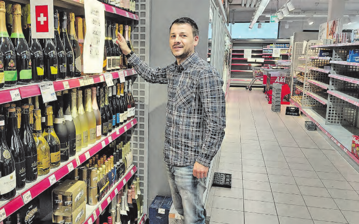 Auffüllen der Regale: Bis zum Start des Denner Partners am 20. Mai gibts noch einiges zu tun. (Bilder: Roland Marti)