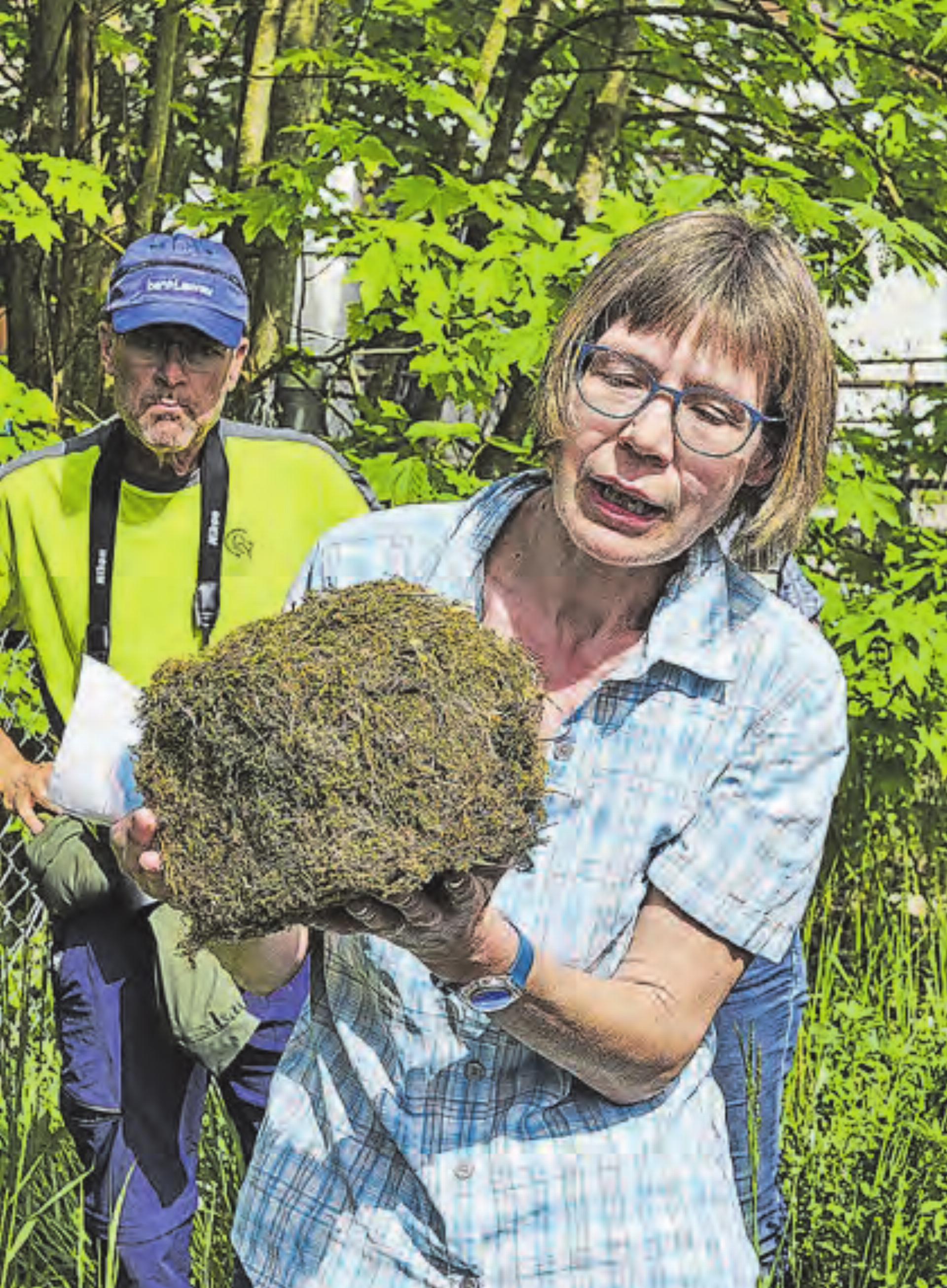 Monika Schoch zeigt das Nest einer Wasseramsel. - Das Bild wird blockiert. – Möglicherweise durch einen aktiven Adblocker.