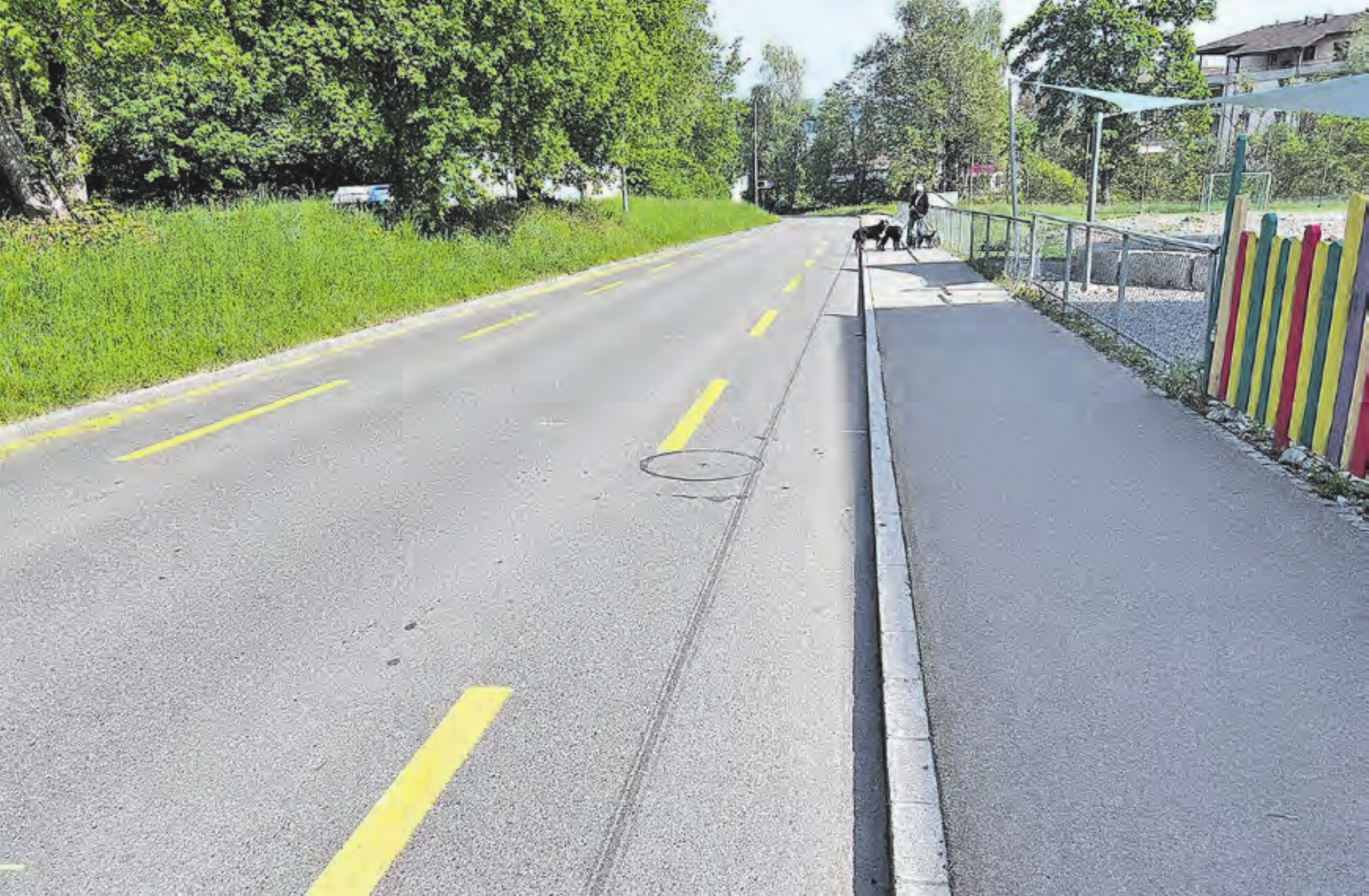 Das eingezeichnete Parkfeld beim Friedhofparkplatz (links). Rechts befindet sich das Fluckmatt-Schulhaus. (Bild: zVg.) - Das Bild wird blockiert. – Möglicherweise durch einen aktiven Adblocker.