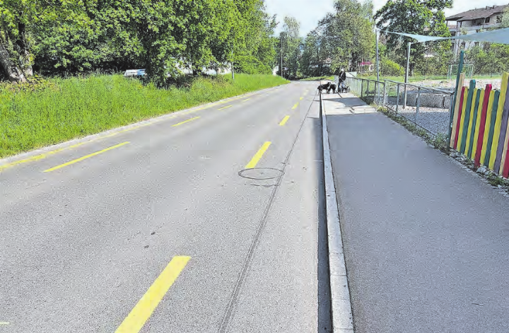 Das eingezeichnete Parkfeld beim Friedhofparkplatz (links). Rechts befindet sich das Fluckmatt-Schulhaus. (Bild: zVg.)