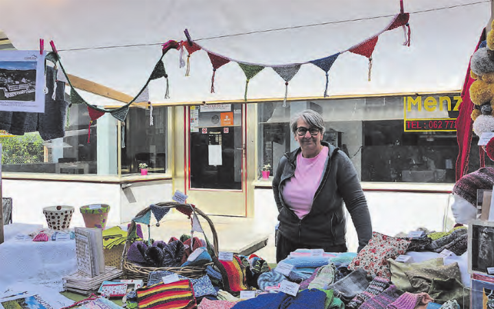 Irene Widmer, Mitarbeiterin des Kreativateliers der Residenz Falkenstein, präsentierte das Handwerk der Bewohnenden. (Bilder: Janine Flückiger)