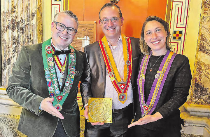 Von rechts nach links: Jean Claude Schmocker, Leiter Bailliage Chaîne des Rôtisseurs Aargau sowie Ralf und Andrea von der Heyde freuen sich gemeinsam. (Bilder: zVg.)