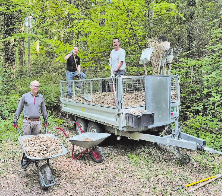 Ob Holzschnitzel verteilen oder Wichtelhaus bauen – der Kiwanis Club Homberg agierte mit voller Kraft. (Bild: zVg.)