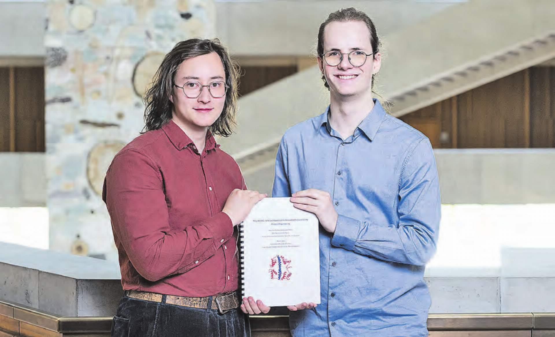 Strahlten schon, bevor es die Auszeichnungen gab: Leandro Fondado und Benjamin Meyer halten ihre Arbeit in die Kamera. (Bilder: Schweizer Jugend forscht) - Das Bild wird blockiert. – Möglicherweise durch einen aktiven Adblocker.