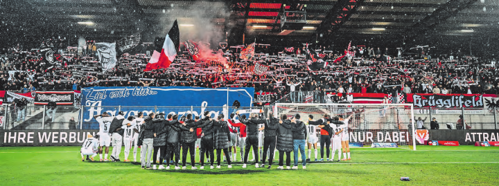 Gegen 2500 Fans aus dem Aargau besuchten das Auswärtsspiel im Rheinparkstadion Vaduz − und das an einem Montag. Die Begeisterung ist derweil auch in den Aargauer Regionen messbar: Im Wynental, im Suhrental und in der Agglomeration von Aarau werden mehr Saisonkarten verkauft als in der Hauptstadt selbst. (Bild: Sarah Rölli)