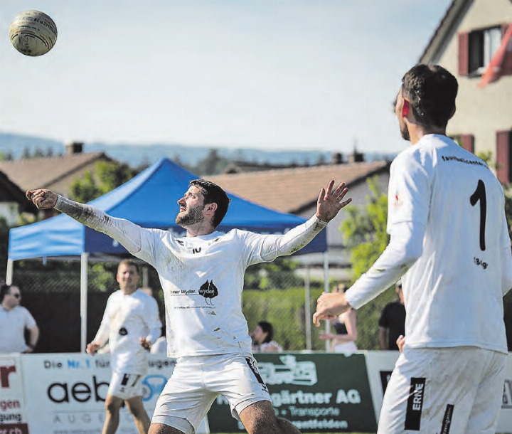 Die Oberentfelder Faustballer müssen sich dem Team aus Neuendorf knapp geschlagen geben (Bild: Robin Häfeli)