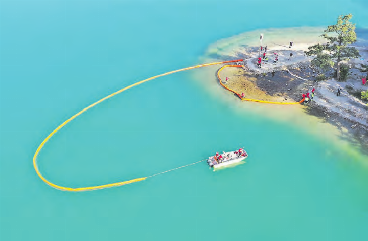 Nur eine der vielen Tätigkeiten der Abteilung für Umwelt: Übung zur Aufstellung einer mobilen Ölsperre auf dem Hallwilersee. (Bild: zVg.)