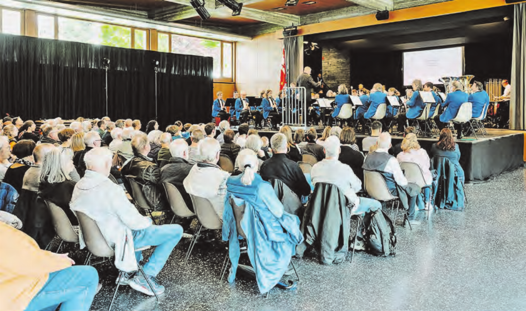 Aufmerksam hörten die Zuschauerinnen und Zuschauer den verschiedenen Konzertvorträgen zu. Aufmerksam hörten die Zuschauerinnen und Zuschauer den verschiedenen Konzertvorträgen zu.