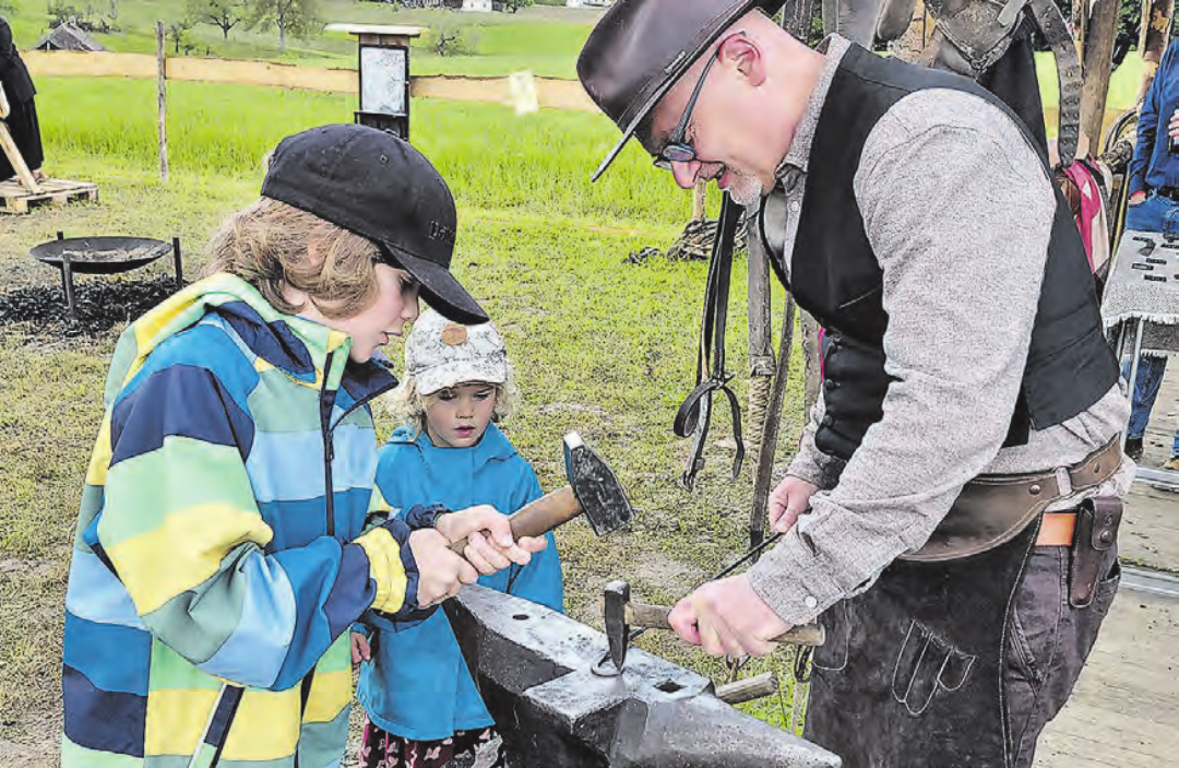 Beim Blacksmith selber Hand anlegen und das glühend heisse Eisen bearbeiten, war für viele eine neue Erfahrung. (Bilder: Roland Marti) Beim Blacksmith selber Hand anlegen und das glühend heisse Eisen bearbeiten, war für viele eine neue Erfahrung. (Bilder: Roland Marti)