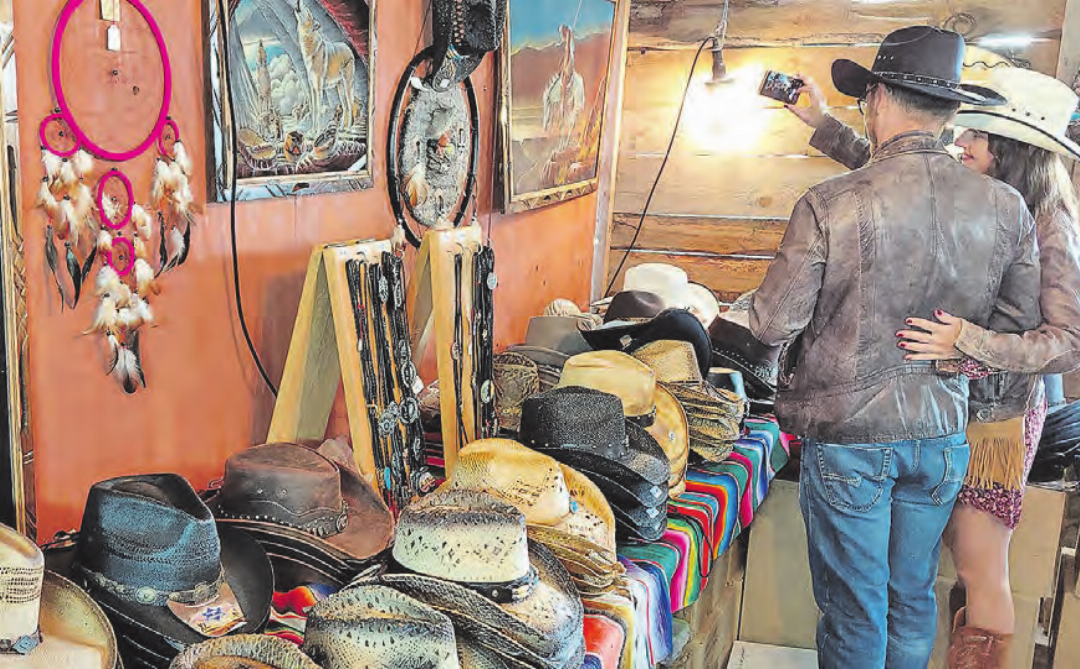 Anprobe von Western Wear – der neue Hut soll nicht nur schützen, sondern auch schmücken. Anprobe von Western Wear – der neue Hut soll nicht nur schützen, sondern auch schmücken.