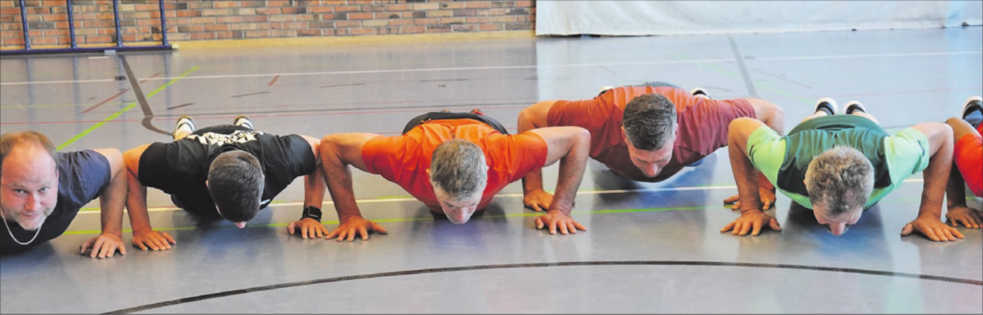 Kraftvoll bewegend, Teilnehmende des Mixed Sport Teams-Trainings in der Doppelturnhalle Menziken. (Bilder: René Fuchs) - Das Bild wird blockiert. – Möglicherweise durch einen aktiven Adblocker.