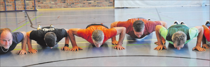 Kraftvoll bewegend, Teilnehmende des Mixed Sport Teams-Trainings in der Doppelturnhalle Menziken. (Bilder: René Fuchs) Kraftvoll bewegend, Teilnehmende des Mixed Sport Teams-Trainings in der Doppelturnhalle Menziken. (Bilder: René Fuchs)