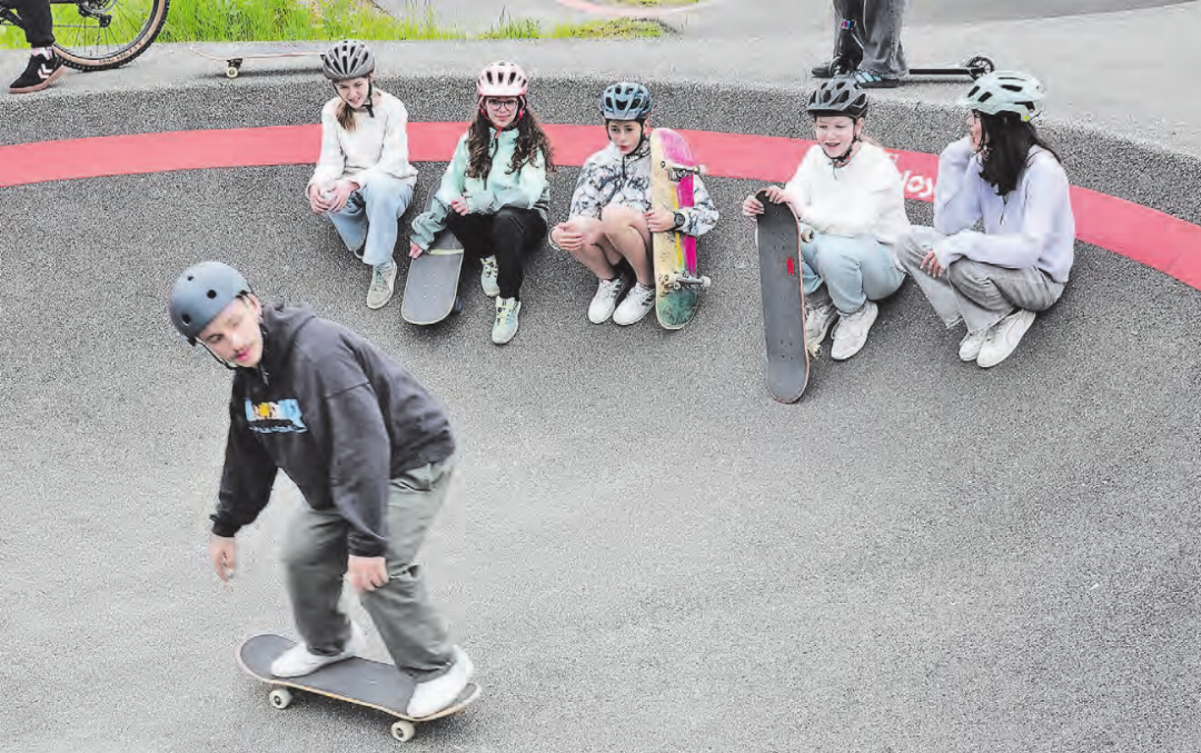 Sportlehrer Beni Plüss auf der Pumptrack-Anlage in Action. Gemeinsam mit seinen Schülerinnen und Schülern sammelt er Bewegungsminuten für das Gemeindeduell. Sportlehrer Beni Plüss auf der Pumptrack-Anlage in Action. Gemeinsam mit seinen Schülerinnen und Schülern sammelt er Bewegungsminuten für das Gemeindeduell.