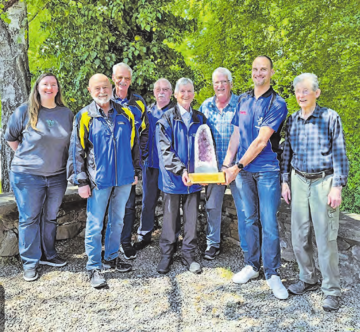 Die Kleinkalibersektion Reinach mit dem Siegerpokal. (Bild: zVg.)