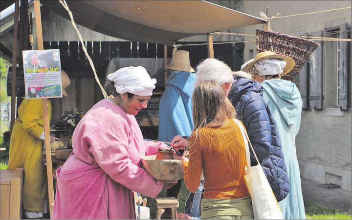 Das Pfannenbrot mit flüssigem Gold wurde vor Ort frisch zubereitet und lockte viele neugierige Besucherinnen und Besucher an. (Bilder: Janine Flückiger)