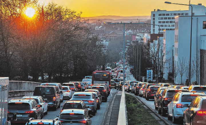 Stau auf Schweizer Strassen: An dieses Bild wird man sich auf Autobahnen noch mehr gewöhnen müssen. (Bild: Pixabay) Stau auf Schweizer Strassen: An dieses Bild wird man sich auf Autobahnen noch mehr gewöhnen müssen. (Bild: Pixabay)