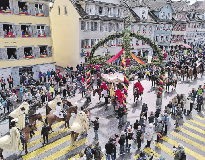 Viele Schaulustige trotzten dem Regen, um dem Umritt beizuwohnen. (Bild: zVg., Annabarbara Suter) Viele Schaulustige trotzten dem Regen, um dem Umritt beizuwohnen. (Bild: zVg., Annabarbara Suter)