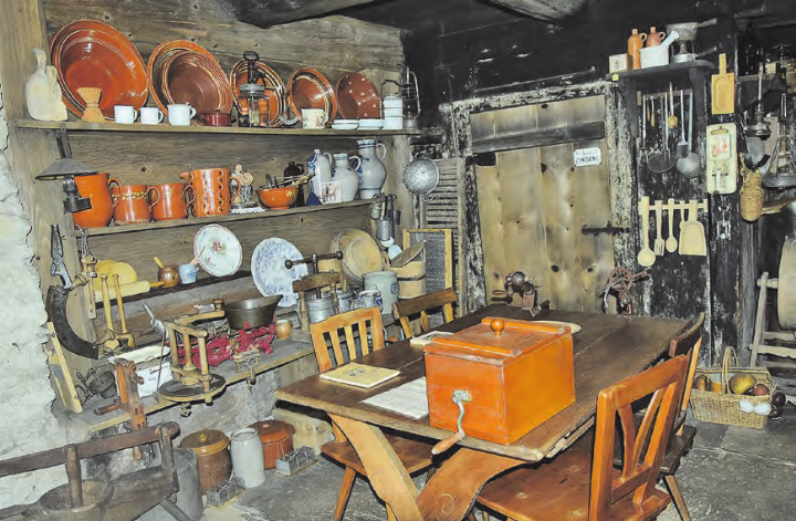 Die Bauernküche von damals: Die damaligen Bäuerinnen kamen damit klar und hatten oft eine grosse Tischrunde zu verpflegen. (Bilder: Frieda Steffen)