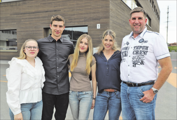 «Zusammen geht alles besser». Laura, Jan und Yara (v.l.) zusammen mit Manuela und Adi Meier. Am Wochenende vom 7. und 8. Juni feiern sie im Gewerbepark an der Neumattstrasse 1 in Hirschthal, zusammen mit der Bevölkerung, ein grosses Fest. (Bild: Remo Conoci) «Zusammen geht alles besser». Laura, Jan und Yara (v.l.) zusammen mit Manuela und Adi Meier. Am Wochenende vom 7. und 8. Juni feiern sie im Gewerbepark an der Neumattstrasse 1 in Hirschthal, zusammen mit der Bevölkerung, ein grosses Fest. (Bild: Remo Conoci)