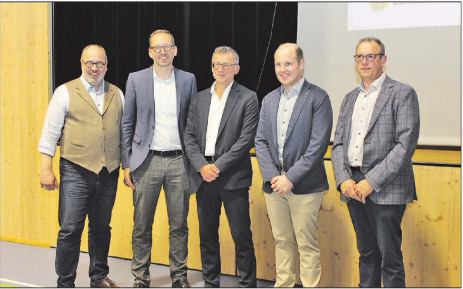 Informierten die Bevölkerung zum Projektierungskredit (v.l.): Patrick Deicher, BDO AG; Christian Wernli, BDO AG; Martin Süess, Leiter Gemeindeabteilung DVI; Lukas Spirgi, Gemeindeammann Leutwil; Josef Willi, Gemeindeammann Dürrenäsch. (Bild: Cornelia Forrer) - Das Bild wird blockiert. – Möglicherweise durch einen aktiven Adblocker.
