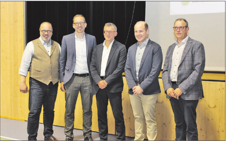 Informierten die Bevölkerung zum Projektierungskredit (v.l.): Patrick Deicher, BDO AG; Christian Wernli, BDO AG; Martin Süess, Leiter Gemeindeabteilung DVI; Lukas Spirgi, Gemeindeammann Leutwil; Josef Willi, Gemeindeammann Dürrenäsch. (Bild: Cornelia Forrer)