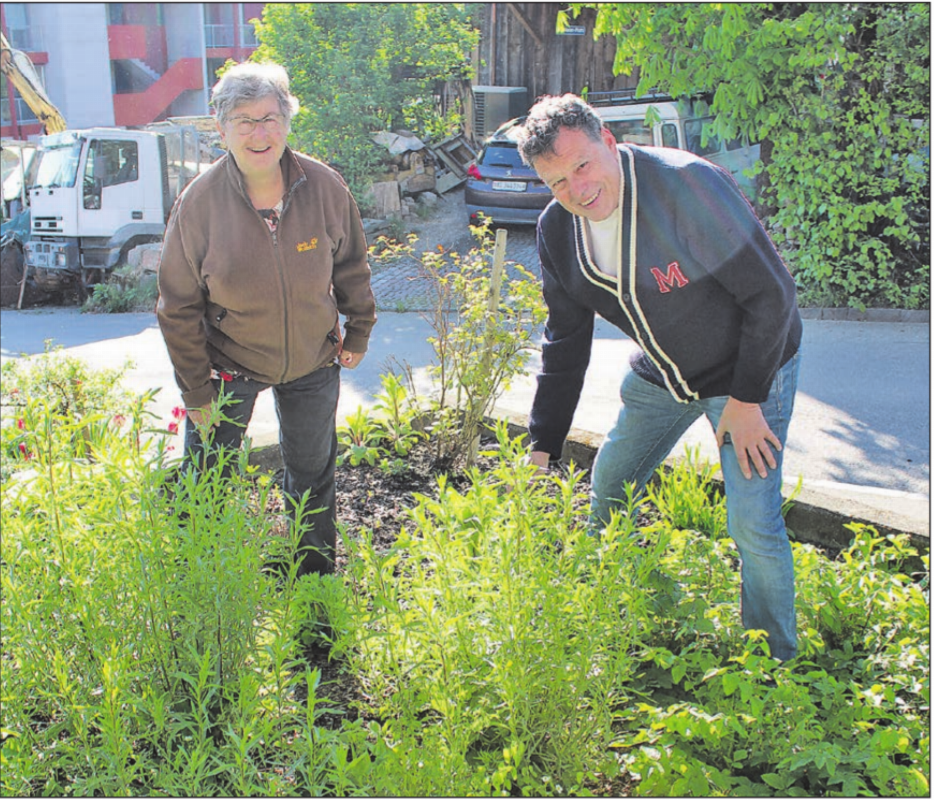 Erkundungstour: Ruth Huber und Daniel Humbel sehen nach, wie es den Kräutern im Garten geht. (Bild: Graziella Jämsä) - Das Bild wird blockiert. – Möglicherweise durch einen aktiven Adblocker.